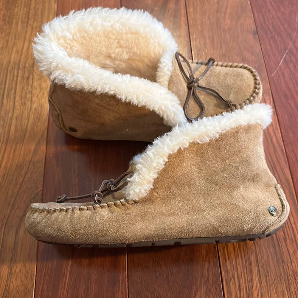 Women’s size 8 Ugg slipper